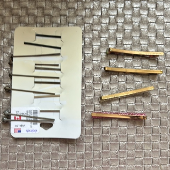 Bundle of bobby pins and barrettes - Picture 2 of 3